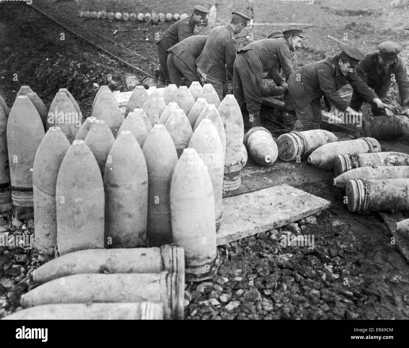 I membri della Royal Garrison Reggimento di Artiglieria visto qui il caricamento di gusci di artiglieria alla luce di un carrello ferroviario vicino Fricourt, circa del settembre 1916 Foto Stock