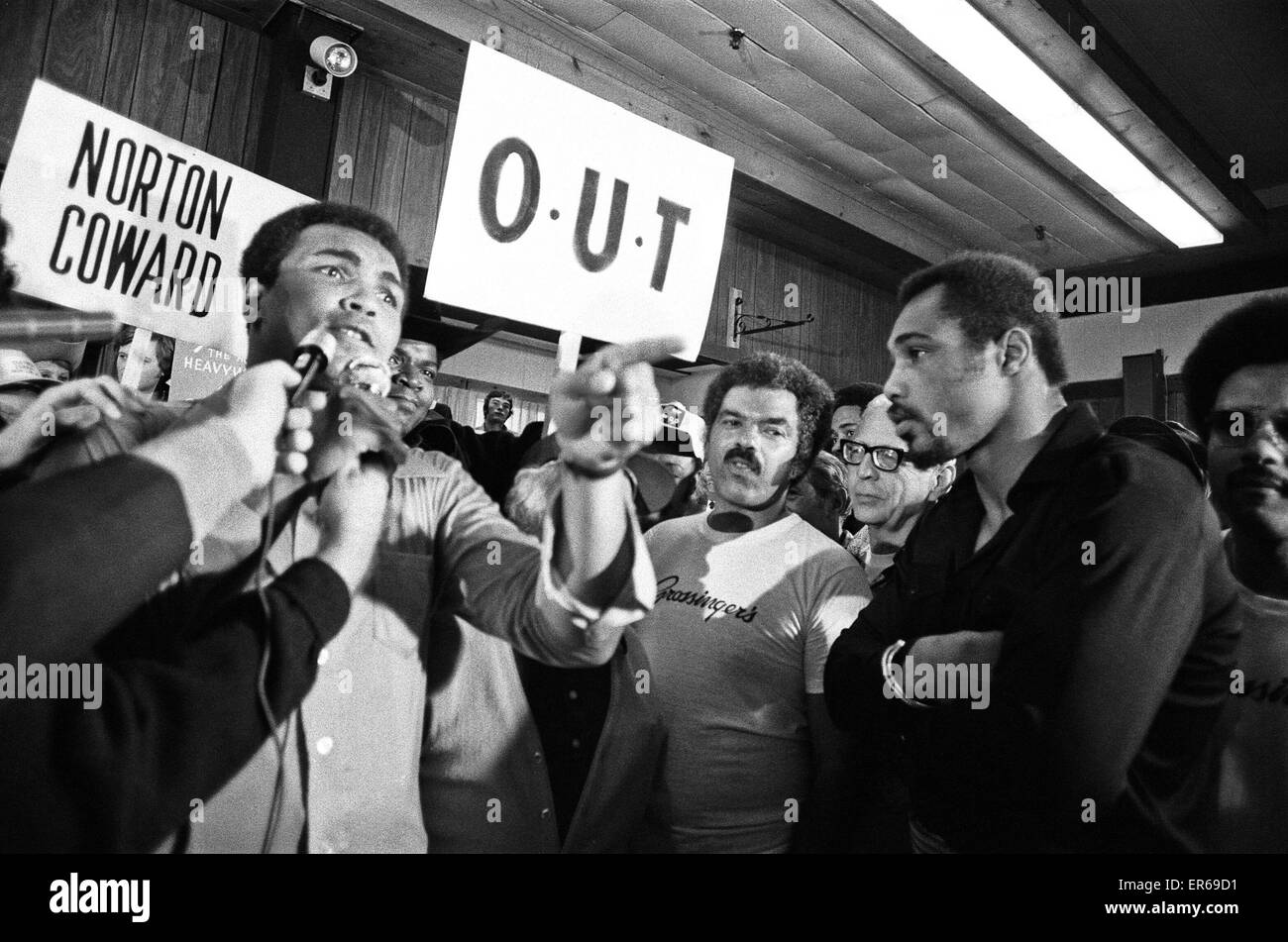 Muhammad Ali e il suo entourage tenta di avvolgere il Ken Norton davanti a loro terza lotta in New York. 23 Settembre 1976 Foto Stock