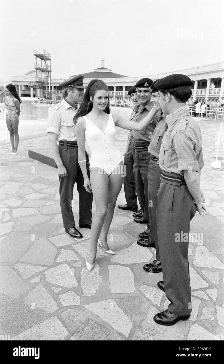 Miss Blackpool 1971, il concorso di bellezza calore 4. Modello e vincitore, Miss Carolyn Moore 18 da Nantwich, Cheshire, raffigurato con i giudici del concorso dal XII Light Air Defence Regiment. Il 24 giugno 1971. In agosto 1971, Carolyn era anche coronata Miss grande BRI Foto Stock