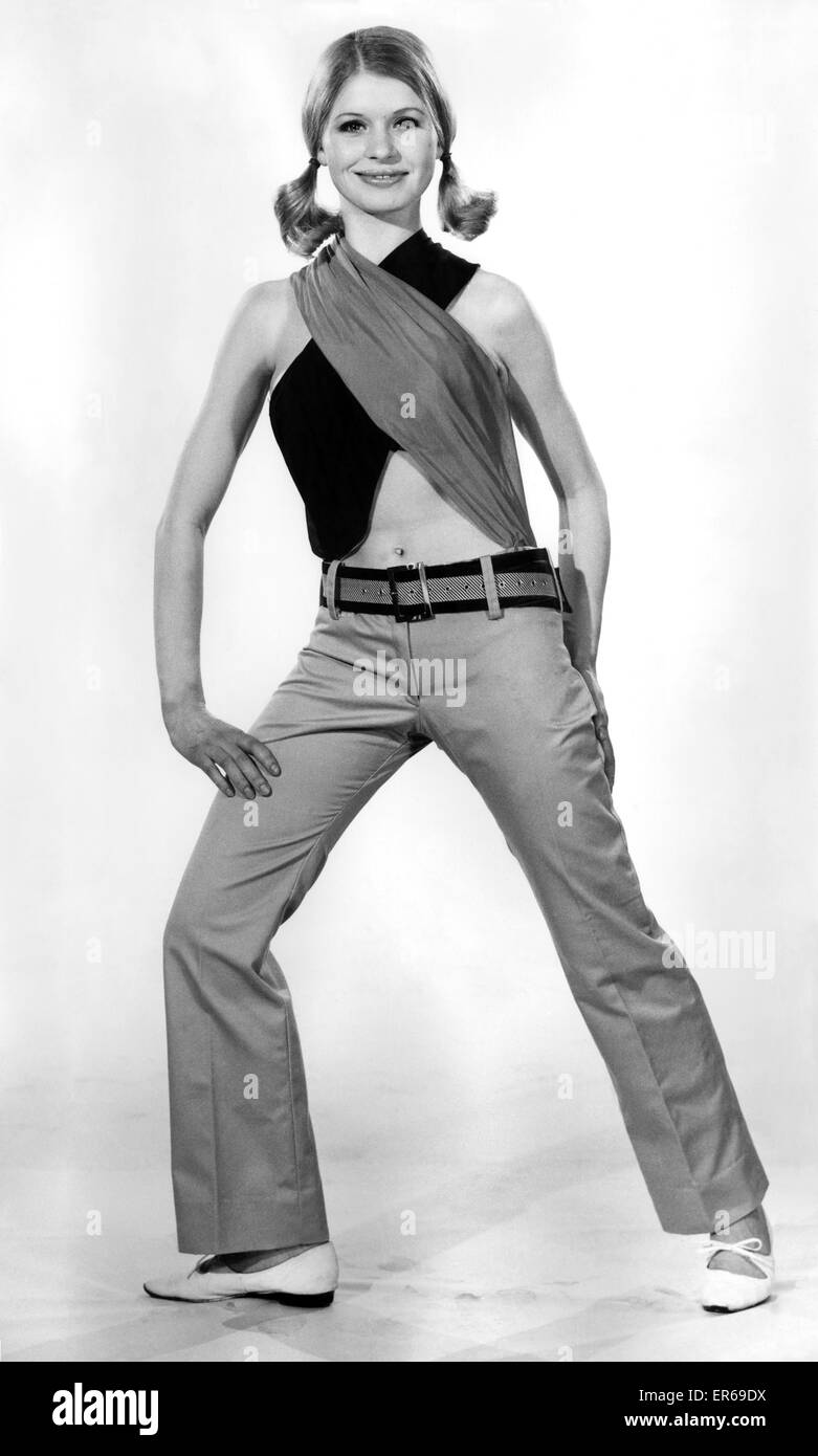 Sveglia Mode: Criss Cross. Due contrastanti sciarpe, quelli lungo questo tempo, sono incrociate sul davanti e sul retro. Le estremità sono infilati nelle parti di hipster pantaloni. Agosto 1966 P006666 Foto Stock