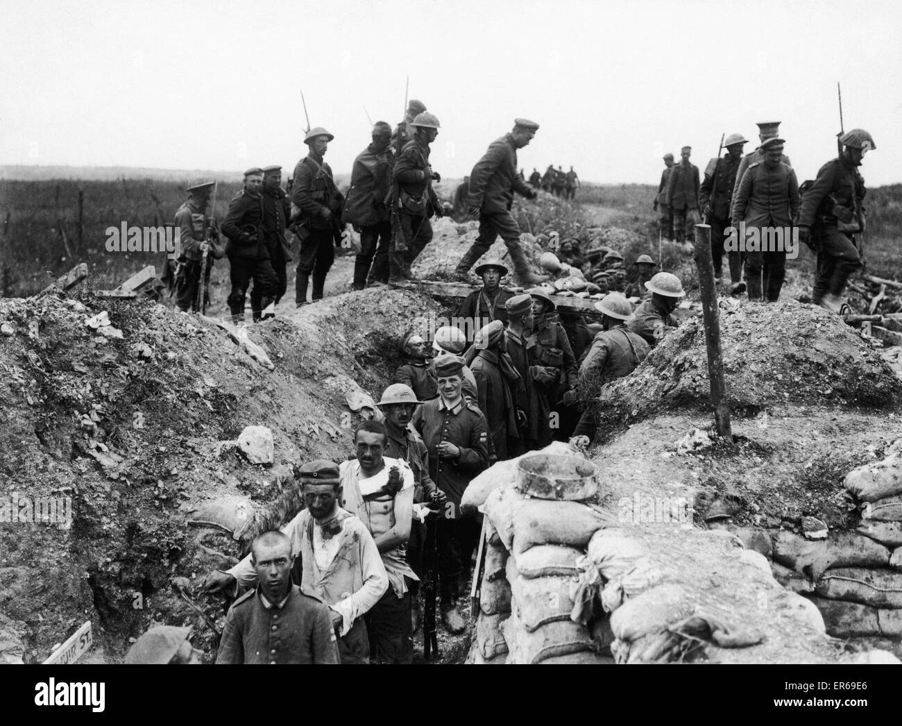 I militari della Decima Worcesters visto qui portando in tedesco prigionieri catturati durante l'attacco su La Boisselle, all'inizio della battaglia della Somme. Il 3° luglio 1916. Foto Stock