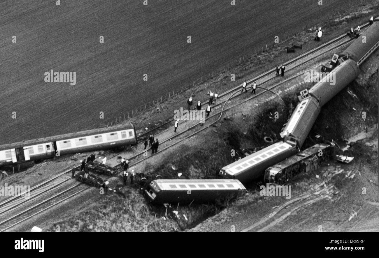 Perth incidente ferroviario 4 marzo 1982. Cinquanta persone sono state male in un 90 mph train crash. Il Glasgow a Aberdeen express arato in un trattore abbandonato su un incrocio appena al di fuori di Perth. Sei del treno di carrelli 7 immerso 30 piedi giù per una ripida emba Foto Stock