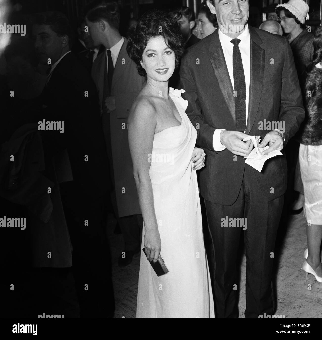 Sean Connery e Zena Maresciallo frequentare la premiere del film di 'DR NO' James Bond il 7 ottobre 1962. Foto Stock