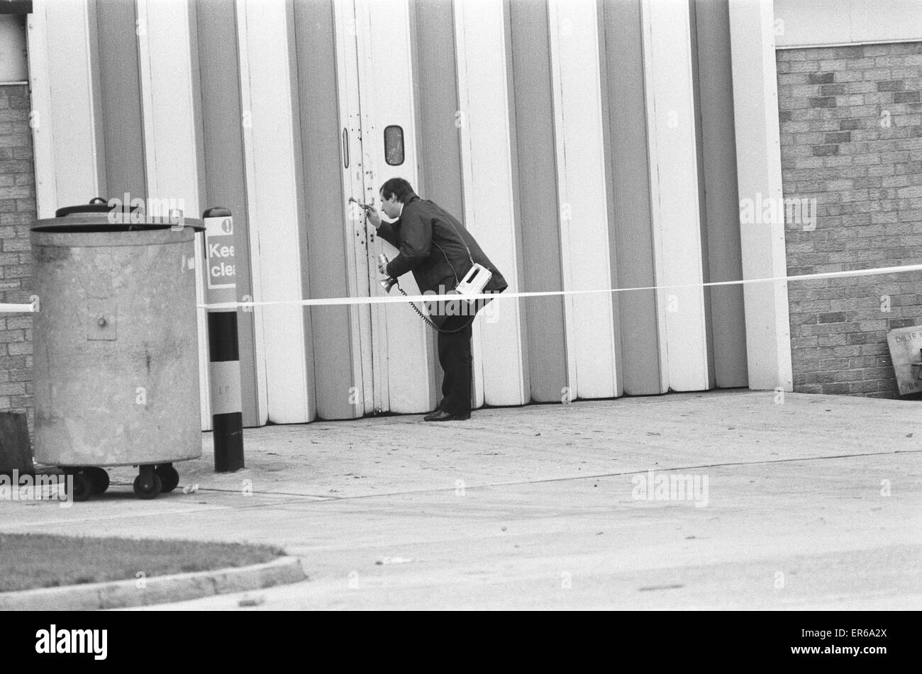 Forensics Officer a scena del crimine, il Brink's MAT rapina avvenuta il 26 novembre 1983 quando sei ladri hanno fatto irruzione nell'Orlo del magazzino tappetino all'aeroporto di Heathrow di Londra, la polizia in scena il 2 dicembre 1983. La pista ha rubato ¿26 milioni di gol Foto Stock