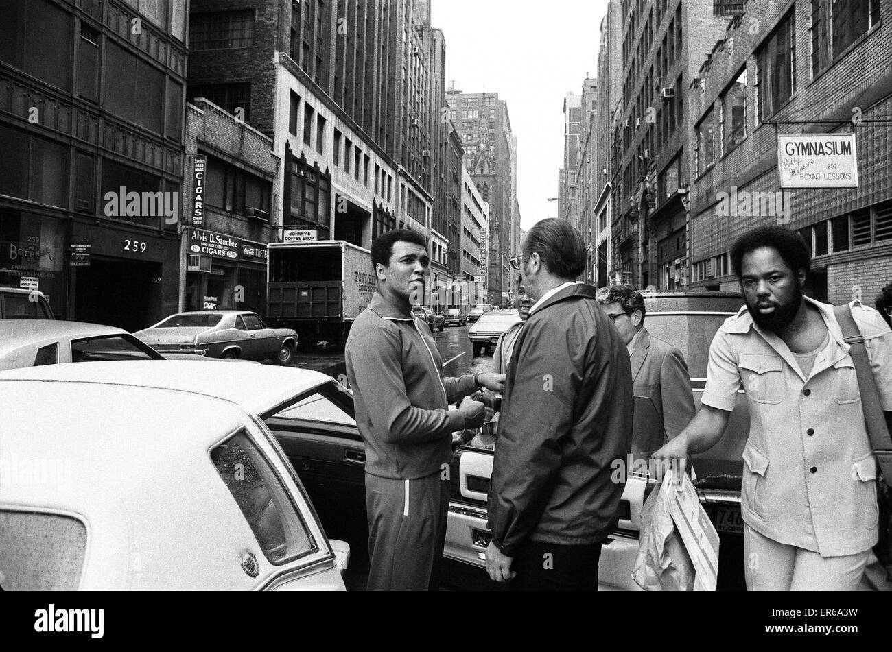 Muhammad Ali incontro con i tifosi a New York davanti al suo titolo Mondiale showdown con Ken Norton. 29 Settembre 1976 Foto Stock