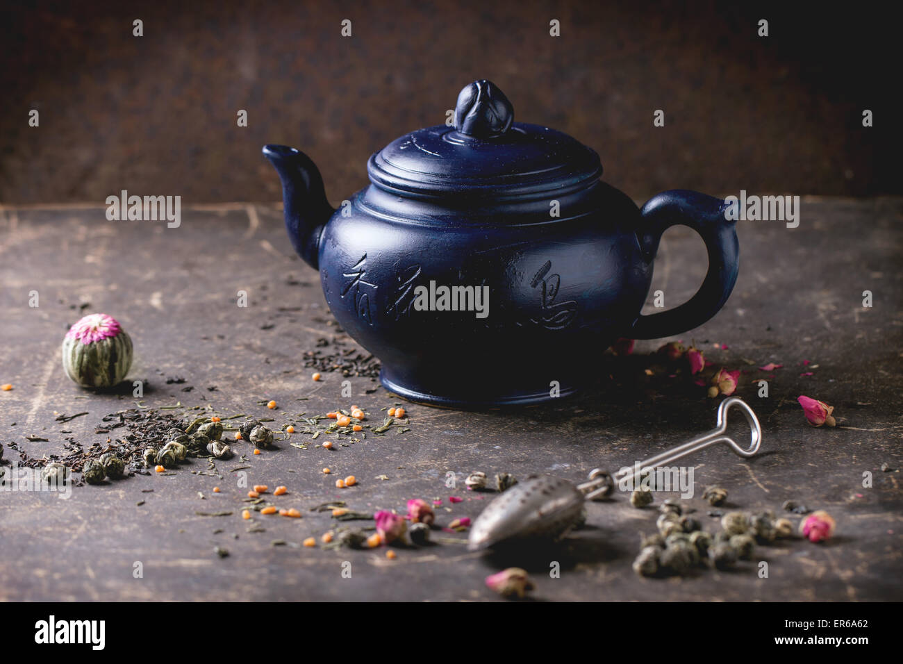 Blu teiera ceramica servito con tè nero e verde vive su sfondo scuro. Iscrizione cinese sulla teiera - tè tradizionale Foto Stock