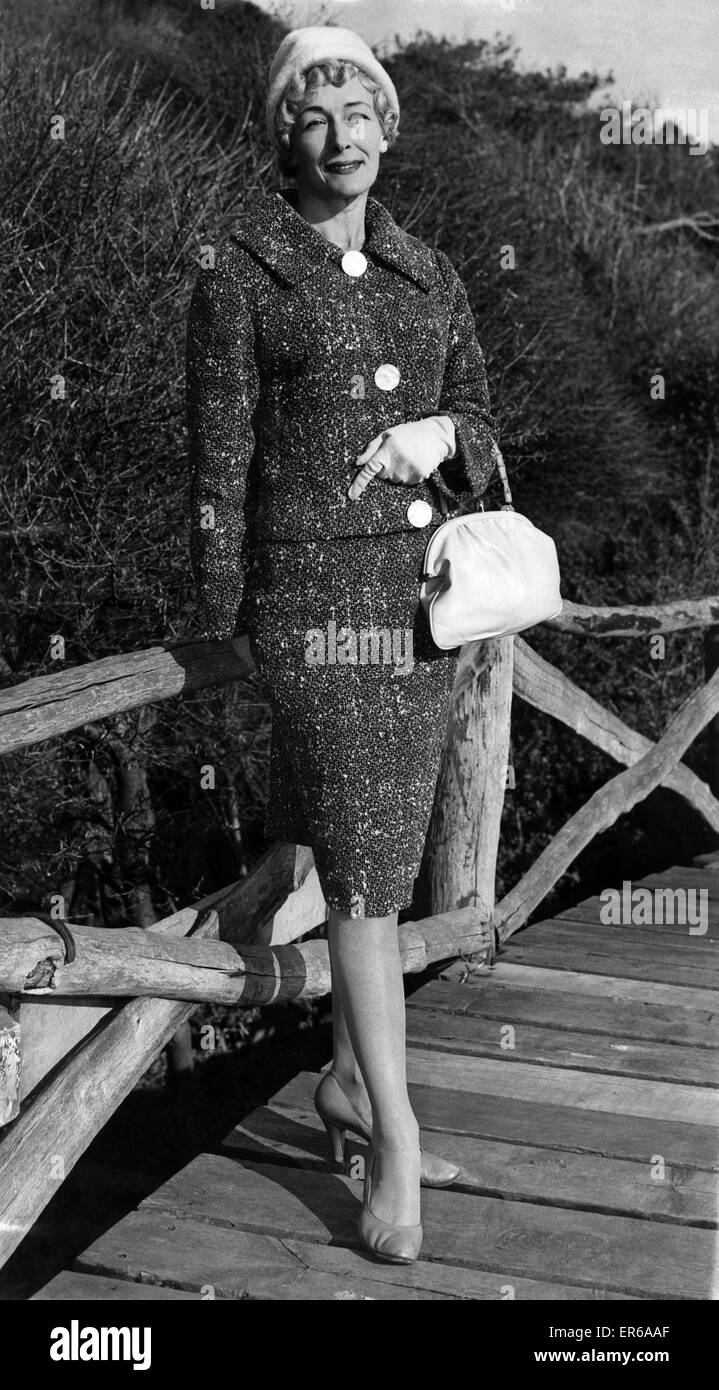Abbigliamento Moda 1959: Daily Mirror 'autunno Sparkle' Concorrenza: la signora gioia Wilcox, del 20 Clarence Street, Folkestone. Novembre 1959 P021885 Foto Stock