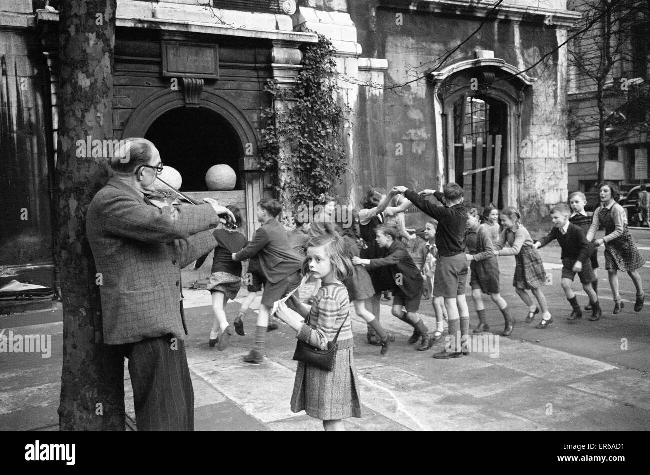 Bambini che giocano le arance e i limoni nella chiesa di San Clemente danesi di Londra. 1946 circa Foto Stock