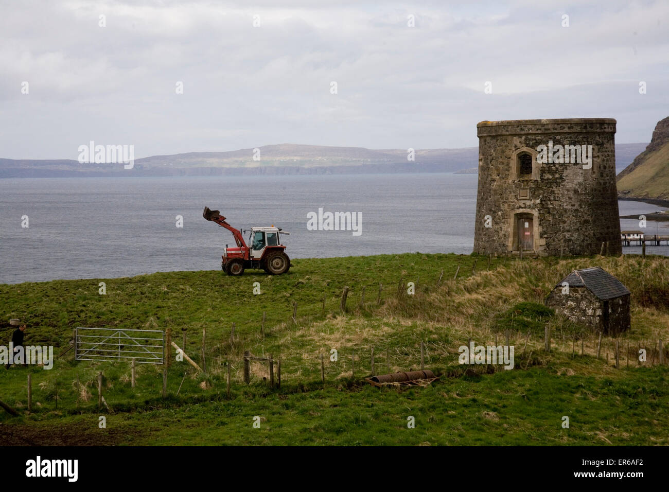 Il trattore e il castello-come la torretta sulla costa di Skye, Scotland, Regno Unito Foto Stock