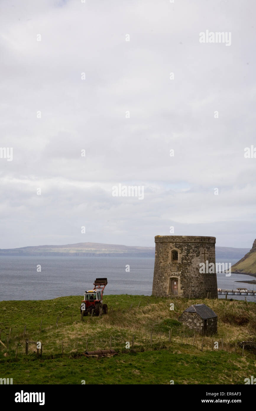 Il trattore e il castello-come la torretta sulla costa di Skye, Scotland, Regno Unito Foto Stock