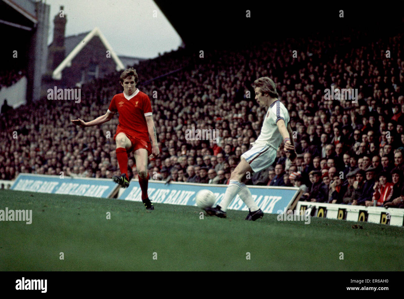 Liverpool 1-2 Aston Villa, league ad Anfield, sabato 5 novembre 1977. Joey Jones e Andy Gray. Foto Stock