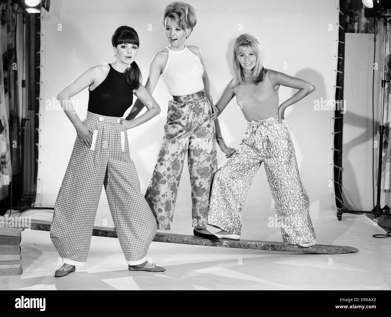 Abbigliamento: moda: Pantaloni: donna che indossa pantaloni olandese. 1966 B2001-002 Foto Stock