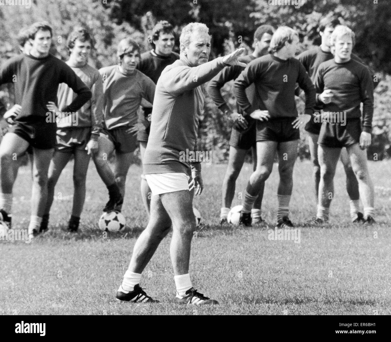 Coventry City manager Dave Sexton prende la formazione con i giocatori. Il 19 maggio 1981 Foto Stock