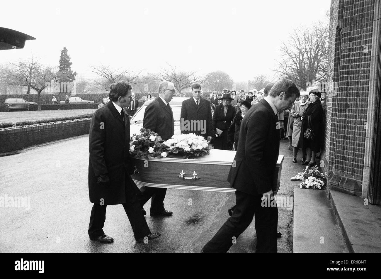 La bara di Edna Rowley è portato nel Yardley crematorio. Edna assassinato al suo angolo shop store in strada Greswolde Sparkhill insieme con la sorella Alice poco prima di Natale del 1987. Il 28 gennaio 1988 Foto Stock