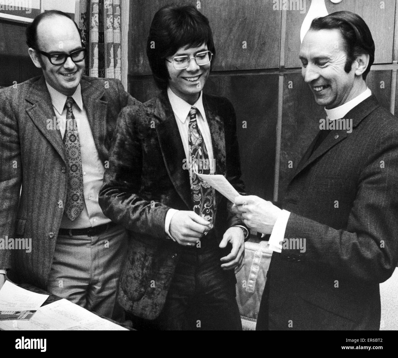 Da sinistra a destra Bill Latham, Cliff Richard e il vicario del Queens Road chiesa battista prima di Cliff canti per la congregazione. Il 7 marzo 1971 Foto Stock