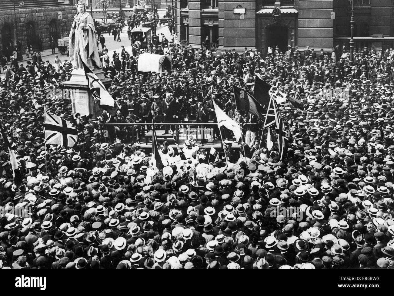 Gli italiani residenti Midland visto qui dimostrando il loro sostegno per la causa alleata accanto alla regina Victoria statua in Birmingham. Il Sindaco è visto affrontare la folla. 3 Giugno 1915 Foto Stock
