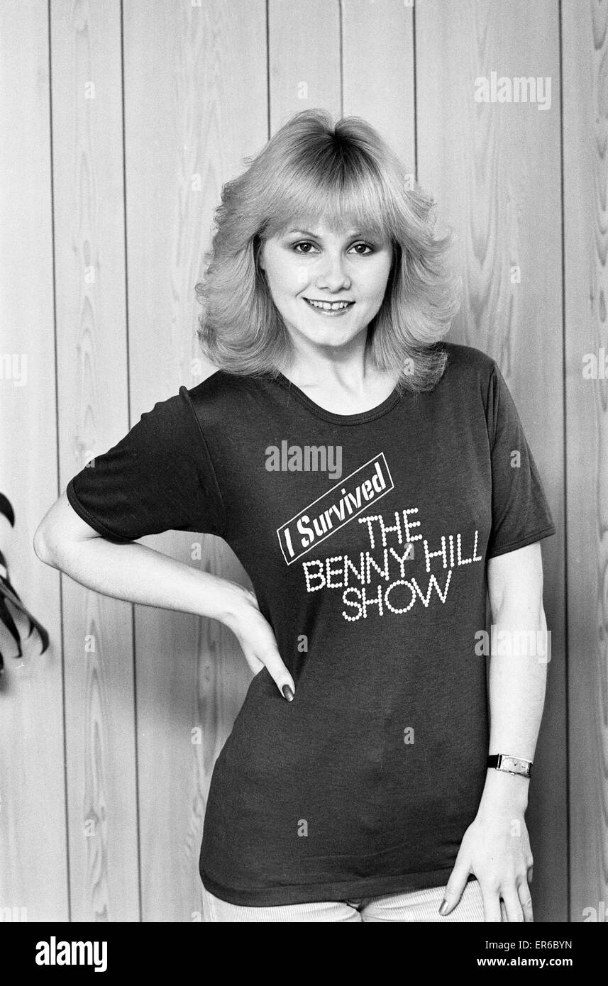 Sue Upton, modella e attrice, dicembre 1978. Studio pix indossa tshirt ' sono sopravvissuto al Benny Hill Show'. Foto Stock
