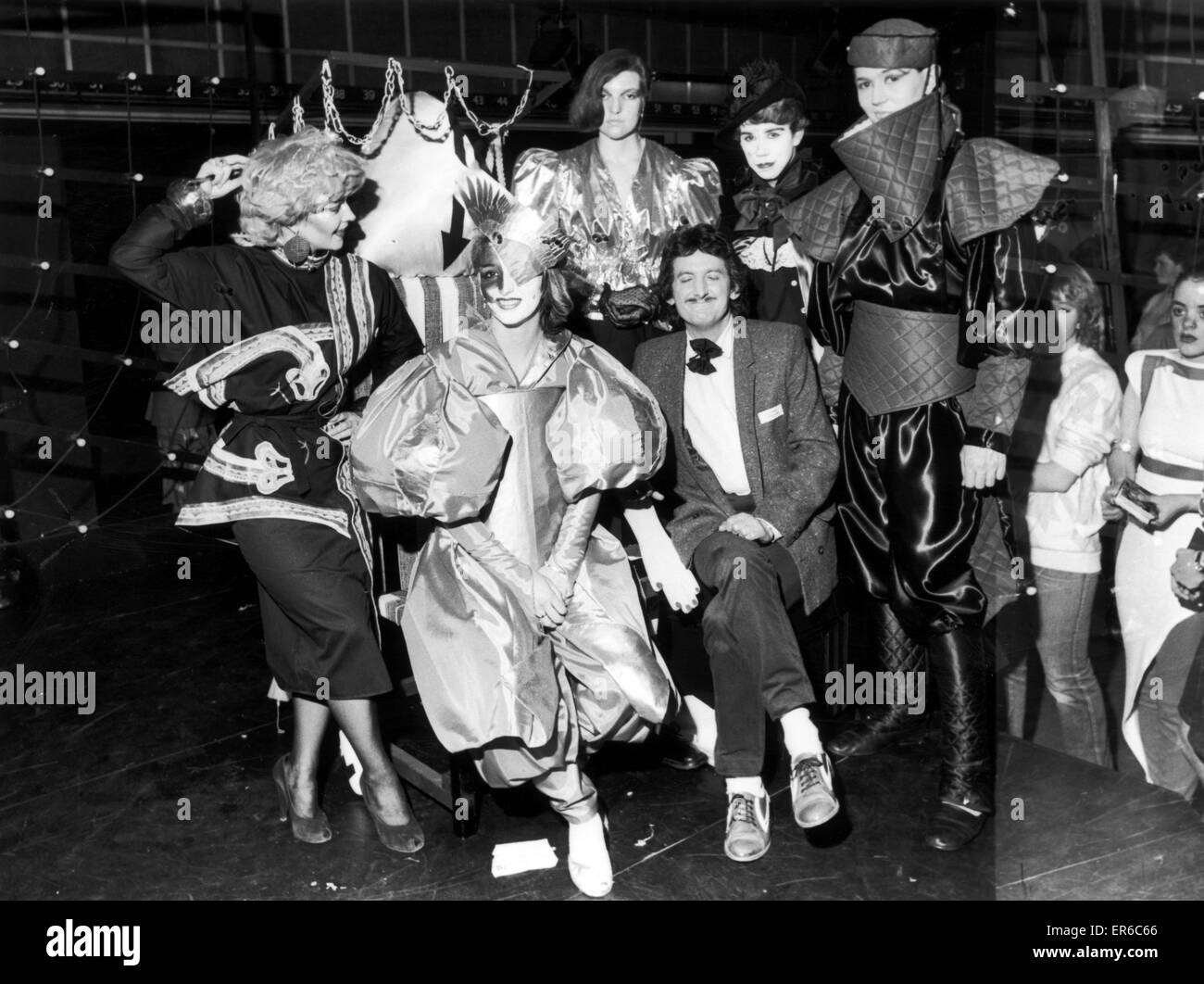 Toyah Wilcox e Chris Phipps (indossando fa roteare il filtro bow tie), presentatori del programma TV Look! Sentire! Alla BBC Pebble Mill Studios, 7 aprile 1981. Nella foto con alcuni concorrenti che hanno inserito il loro Poser la concorrenza. Foto Stock