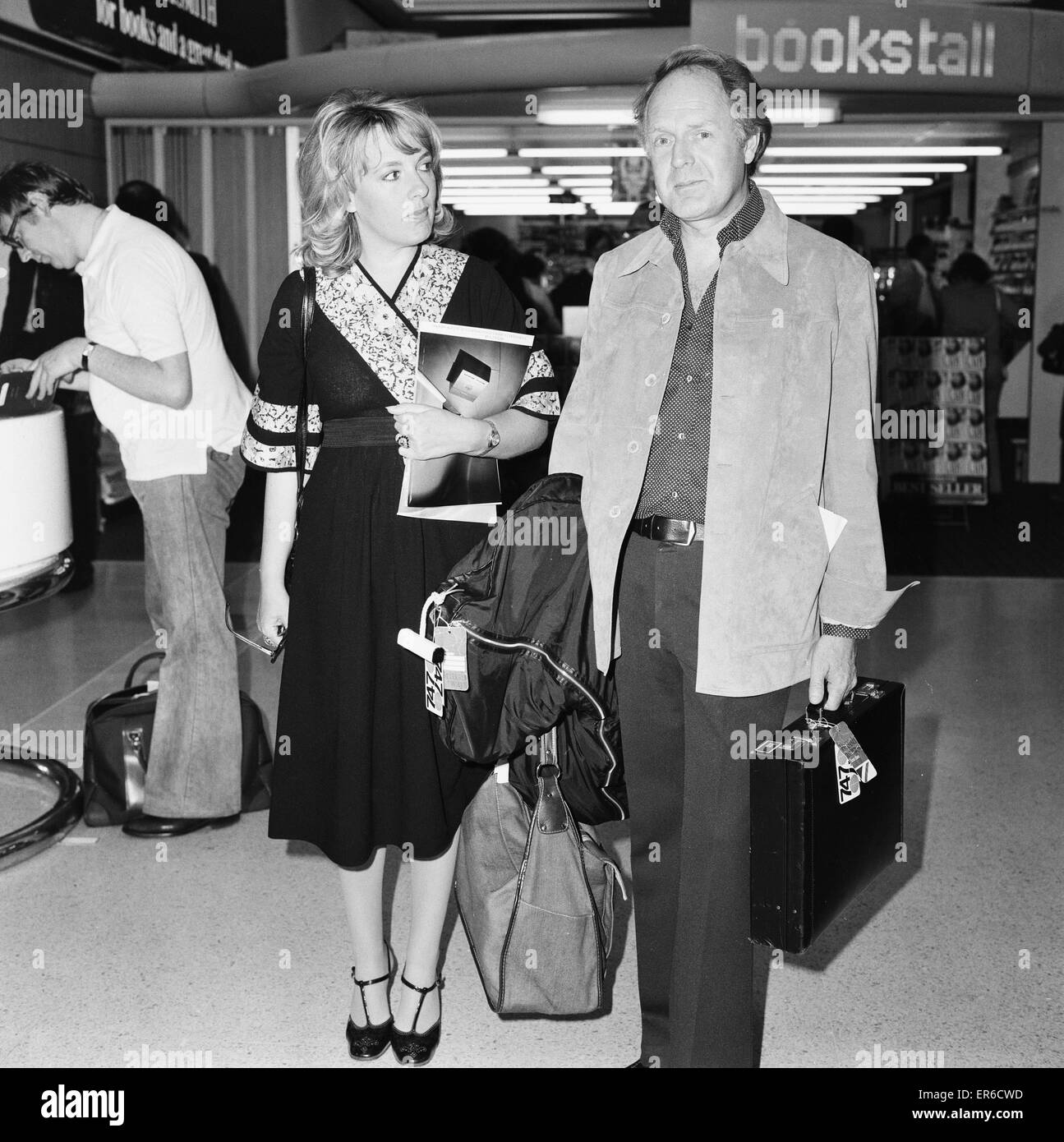 Esther Rantzen e produttore televisivo Desmond Wilcox all' Aeroporto di Heathrow il 27 giugno 1977 Foto Stock