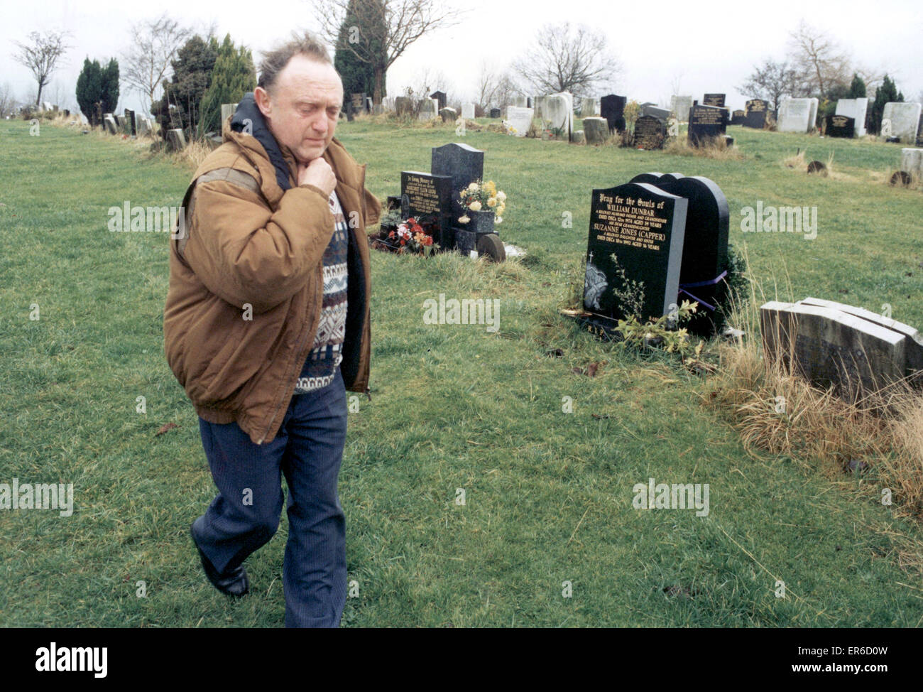 John Capper, sconvolto patrigno di assassinati teen Suzanne Capper, oggi ha pagato una visita emozionante per la sua tomba a Manchester il cimitero Blackley per l anniversario della sua morte orribile. Xviii Dicembre 1993. Foto Stock