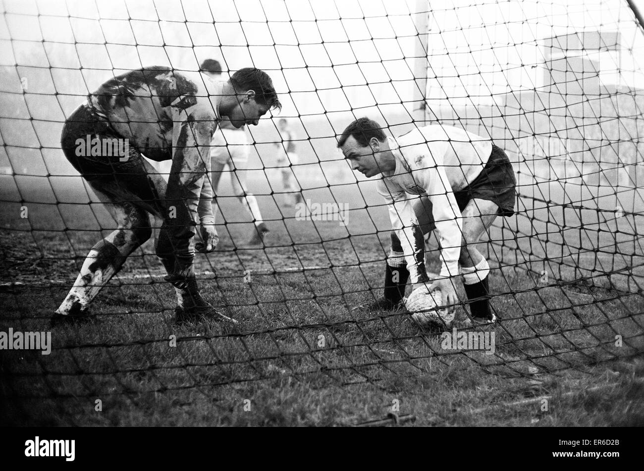 Fulham 10-1 Ipswich Town, league a Craven Cottage, Boxing Day, giovedì 26 dicembre 1963. "Permettetemi', Graham Leggat (destra) preleva la sfera per stanco Ipswich keeper Roy Bailey dopo la terza delle quattro obiettivi ha segnato in Fulham di dieci. Foto Stock