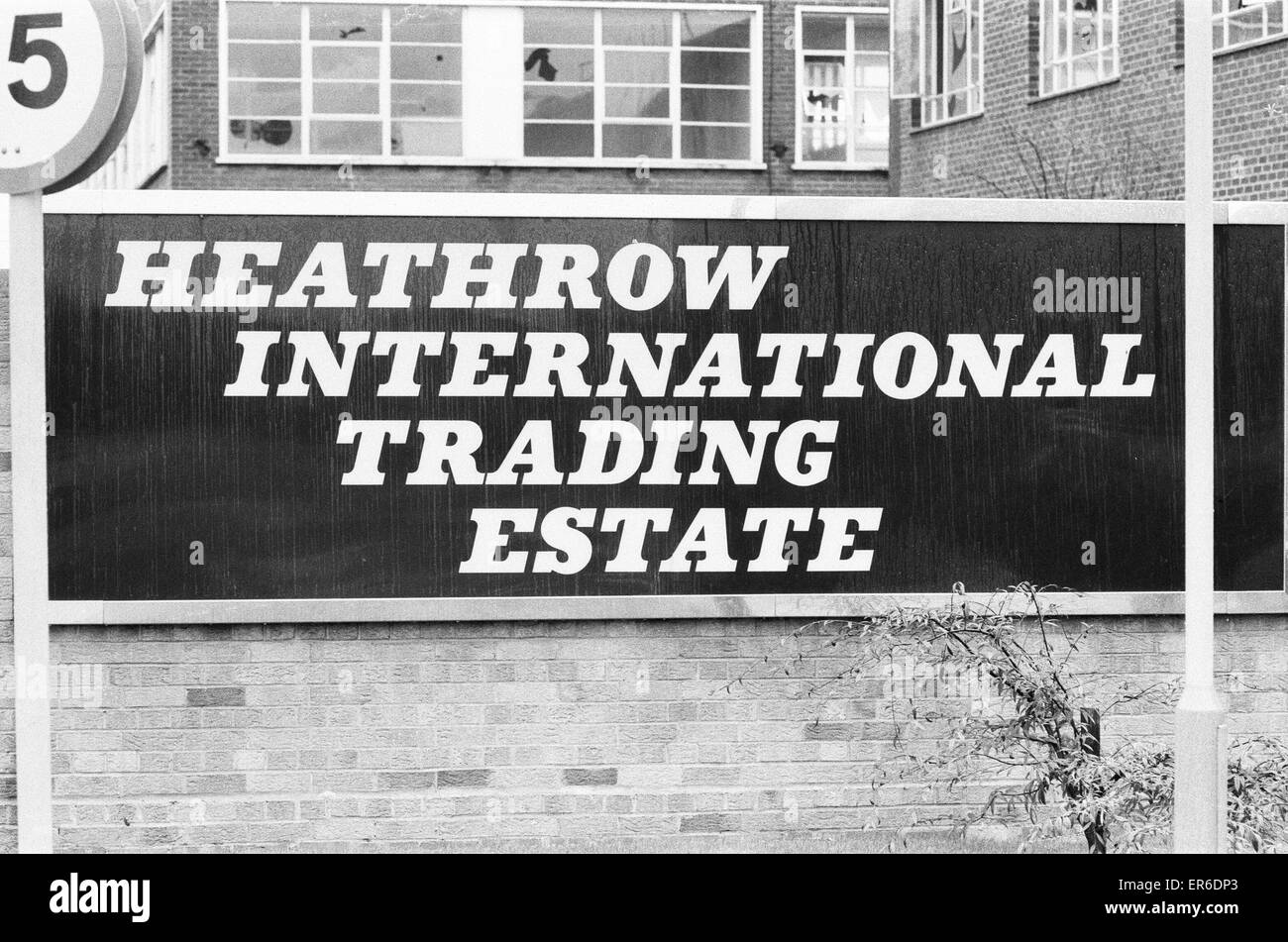 Scena del crimine, il Brink's MAT rapina avvenuta il 26 novembre 1983 quando sei ladri hanno fatto irruzione nell'Orlo del magazzino tappetino a Heathrow International Trading Station Wagon, all'aeroporto di Heathrow di Londra, la polizia in scena il 28 novembre 1983. La pista ha rubato ¿26 m Foto Stock