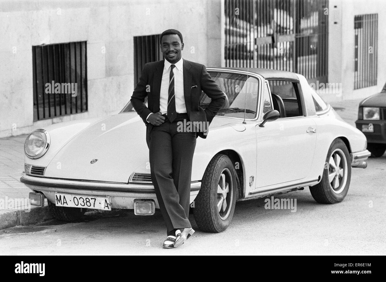 Laurie Cunningham nella foto con la sua Porsche auto Mardid" Spagna. Il 24 ottobre 1982 Foto Stock
