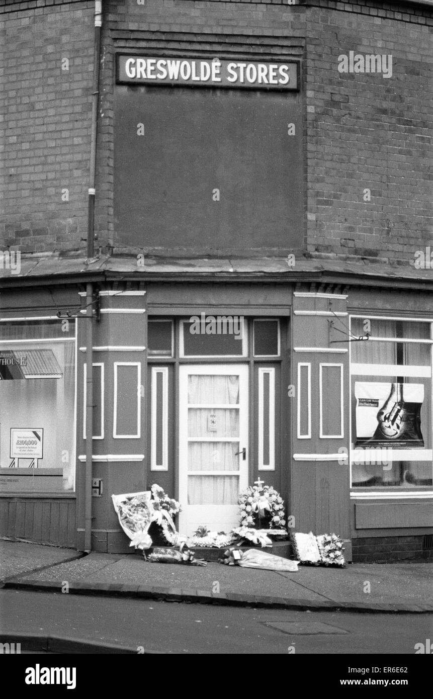 Omaggi floreali a sinistra al di fuori dei negozi Greswolde shop in Sparkhill la mattina del funerale per Edna e Alice Rowley. La coppia di anziani erano stati uccisi presso il negozio poco prima di Natale del 1987. Il 28 gennaio 1988 Foto Stock