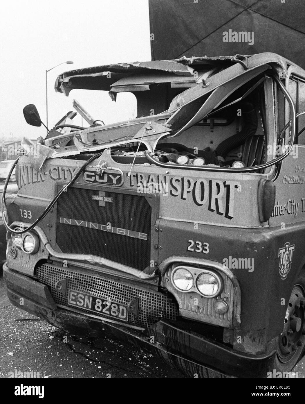 La cabina dell'Inter City camion di trasporto che si sono scontrate con un numero 28 bus su Chester road, Castello Vale, intrappolando il conductress Janet Nicholls. 8 Marzo 1968 Foto Stock