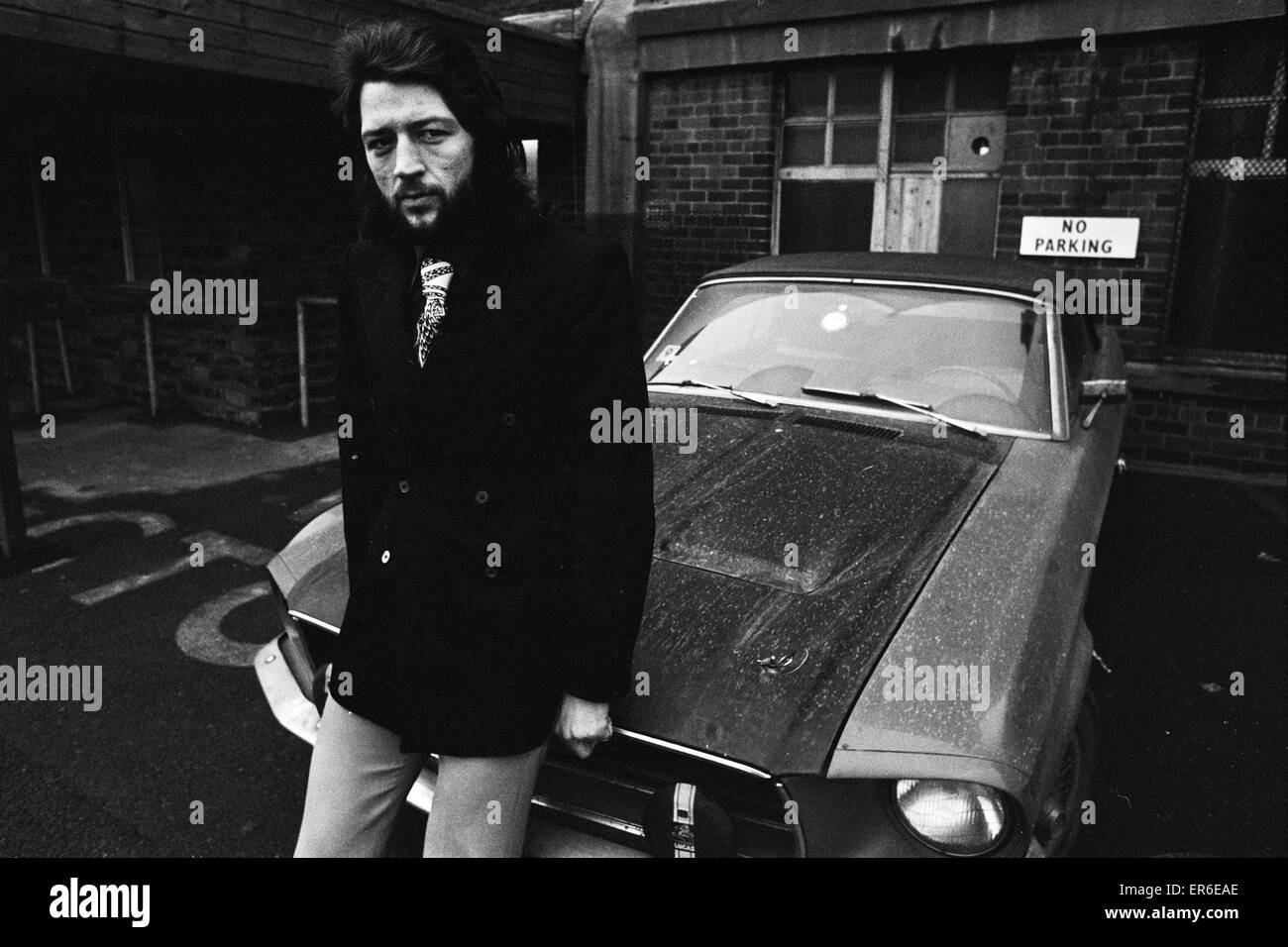 L Huddersfield Town Frank Worthington con la sua Mustang auto al di fuori della sua squadra di calcio di massa. Il 23 febbraio 1972. Foto Stock