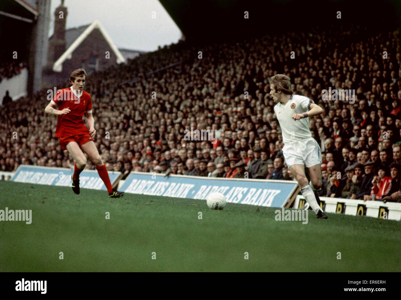 Liverpool 1-2 Aston Villa, league ad Anfield, sabato 5 novembre 1977. Joey Jones e Andy Gray. Foto Stock
