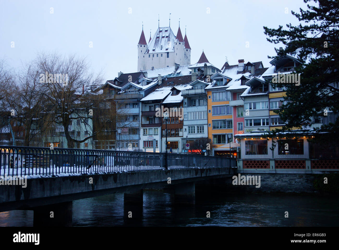Città storica e del Castello di Thun con il fiume Aare, inverno, Svizzera Foto Stock