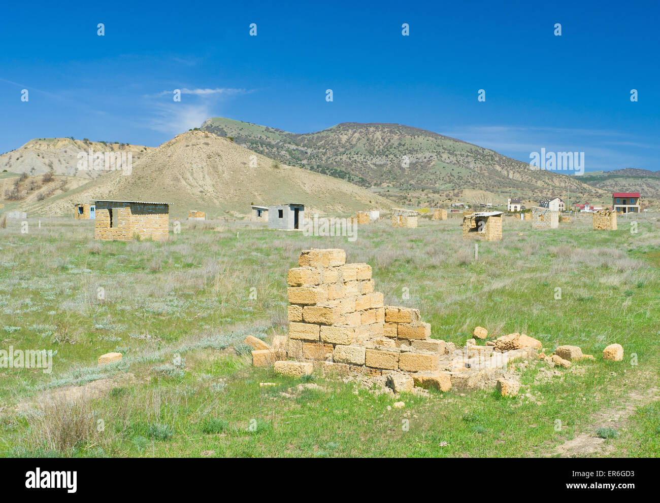 Tipico paesaggio della Crimea - incompiuta di piccole costruzioni. Foto Stock