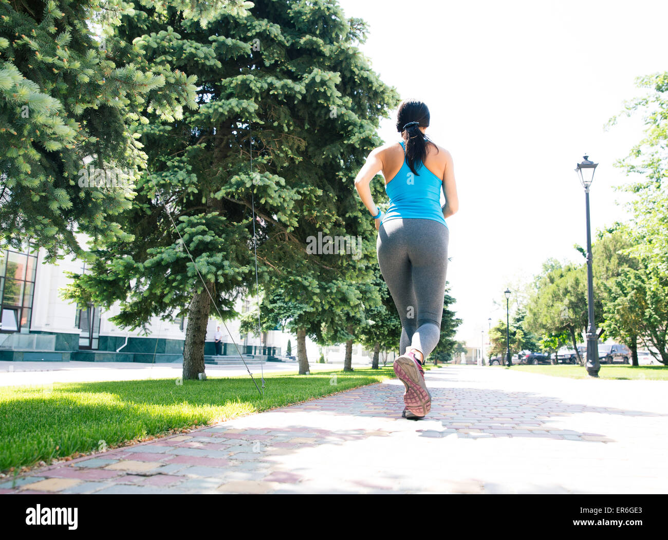 Vista posteriore ritratto di una donna fitness correndo all'aperto Foto Stock