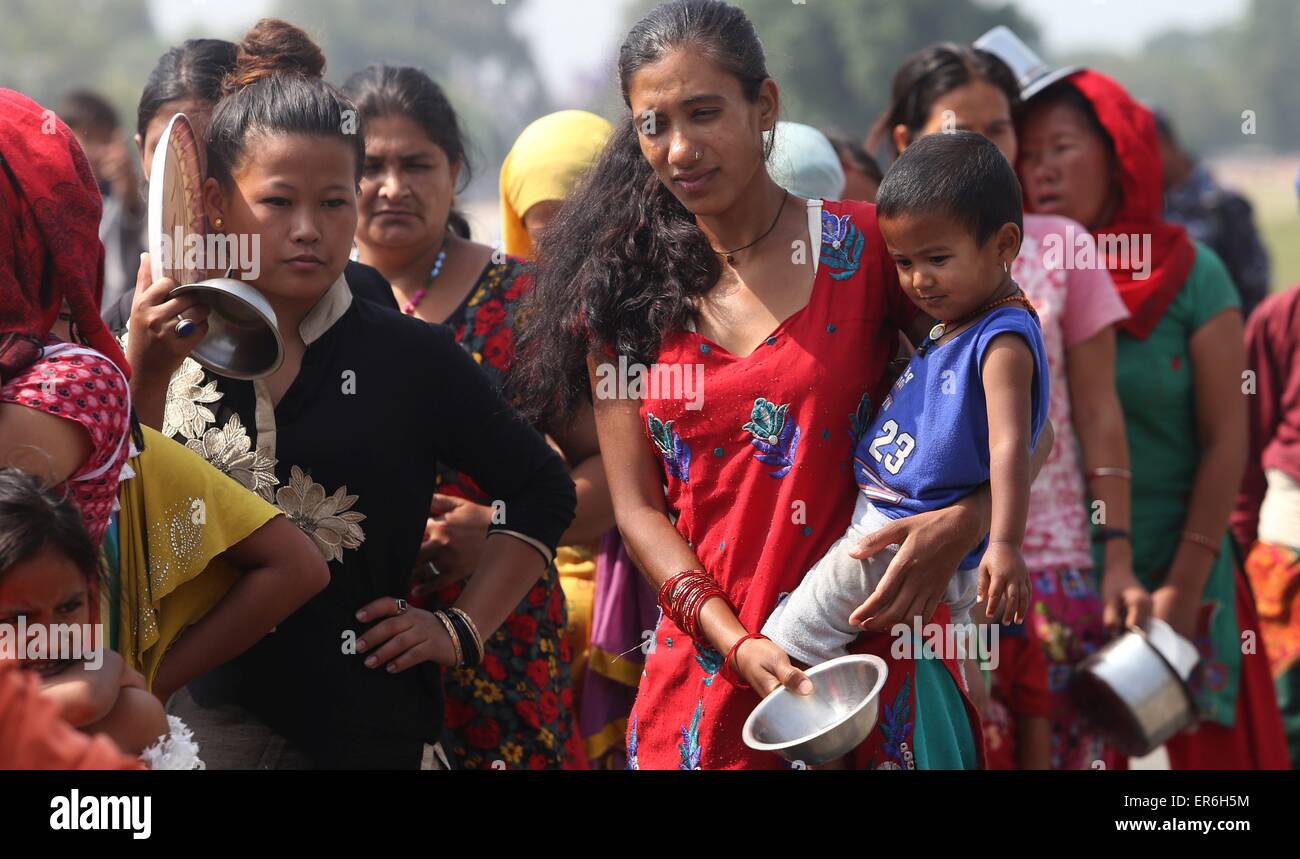 Kathmandu, Nepal. 28 Maggio, 2015. Donne coda per ottenere pasto all'insediamento temporaneo sulla giornata internazionale di azione per la salute della donna in Kathmandu, capitale del Nepal, il 28 maggio 2015. Le donne vivono in insediamenti temporanei dopo il devastante terremoto che possono influenzare le loro condizioni di salute. © Sunil Sharma/Xinhua/Alamy Live News Foto Stock