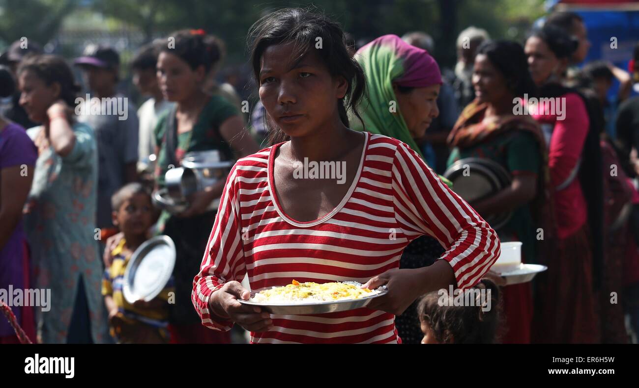 Kathmandu, Nepal. 28 Maggio, 2015. Una donna che tiene il suo pasto all'insediamento temporaneo sulla giornata internazionale di azione per la salute della donna in Kathmandu, capitale del Nepal, il 28 maggio 2015. Le donne vivono in insediamenti temporanei dopo il devastante terremoto che possono influenzare le loro condizioni di salute. © Sunil Sharma/Xinhua/Alamy Live News Foto Stock
