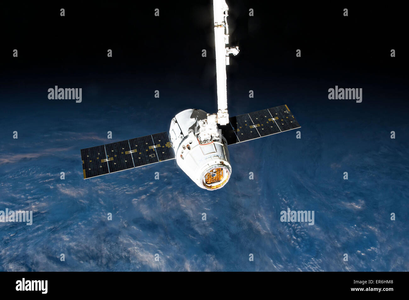 Vista del Dragon cargo veicolo spaziale come esso viene rilasciato dal Canadarm 2 dall'equipaggio della Stazione Spaziale Internazionale il 21 maggio 2015 in orbita intorno alla terra. Questo è stato SpaceX la sesta missione di rifornimento per la stazione spaziale e restituito circa 3.100 libbre di esperimento i campioni e le attrezzature che ritorna verso la terra. Foto Stock