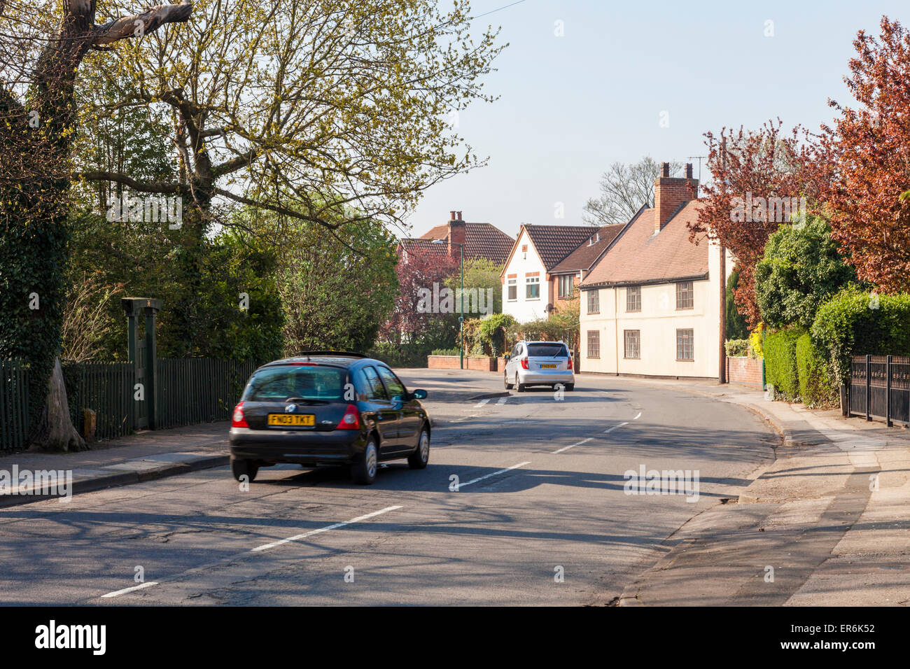 Auto viaggia su una strada di Wilford village, Nottingham, Inghilterra, Regno Unito Foto Stock