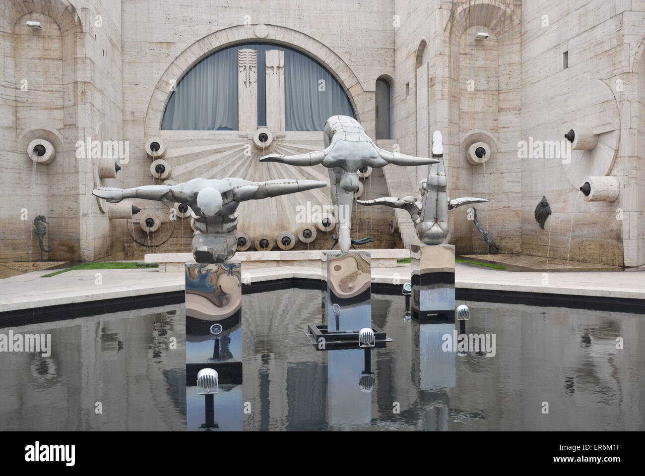 Arte moderna statua presso l edificio in cascata a Yerevan, Armenia. Foto Stock