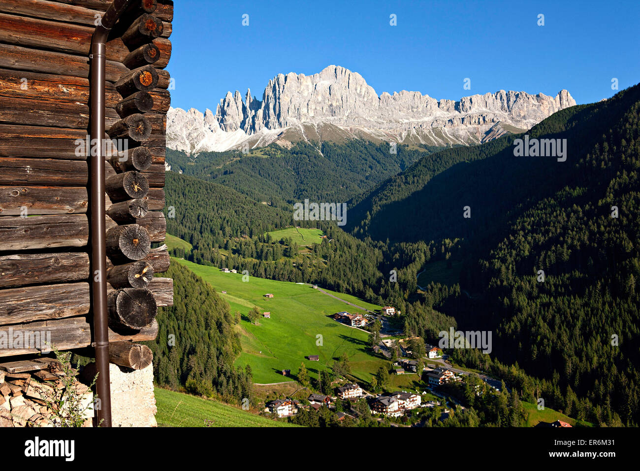 Giardino delle Rose gruppo di montagna con il lato della baita in legno, livelli,pneumatici, Alto Adige, Alto Adige, Italia Foto Stock