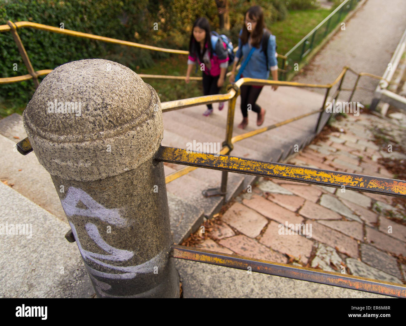 Due ragazze a salire le scale Foto Stock