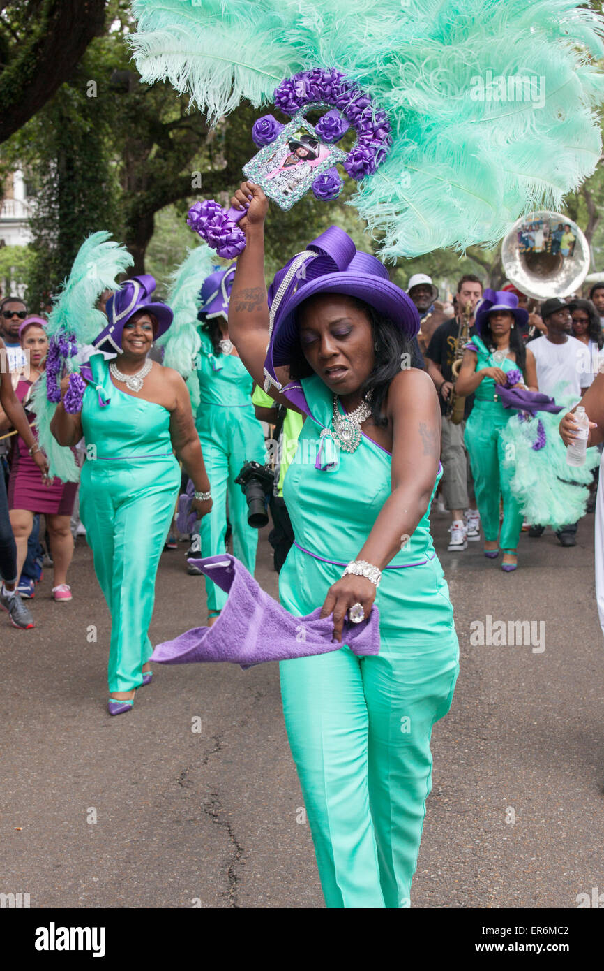New Orleans, Louisiana - Il Signore divino aiuto sociale e piacere Club la seconda linea parade. Foto Stock