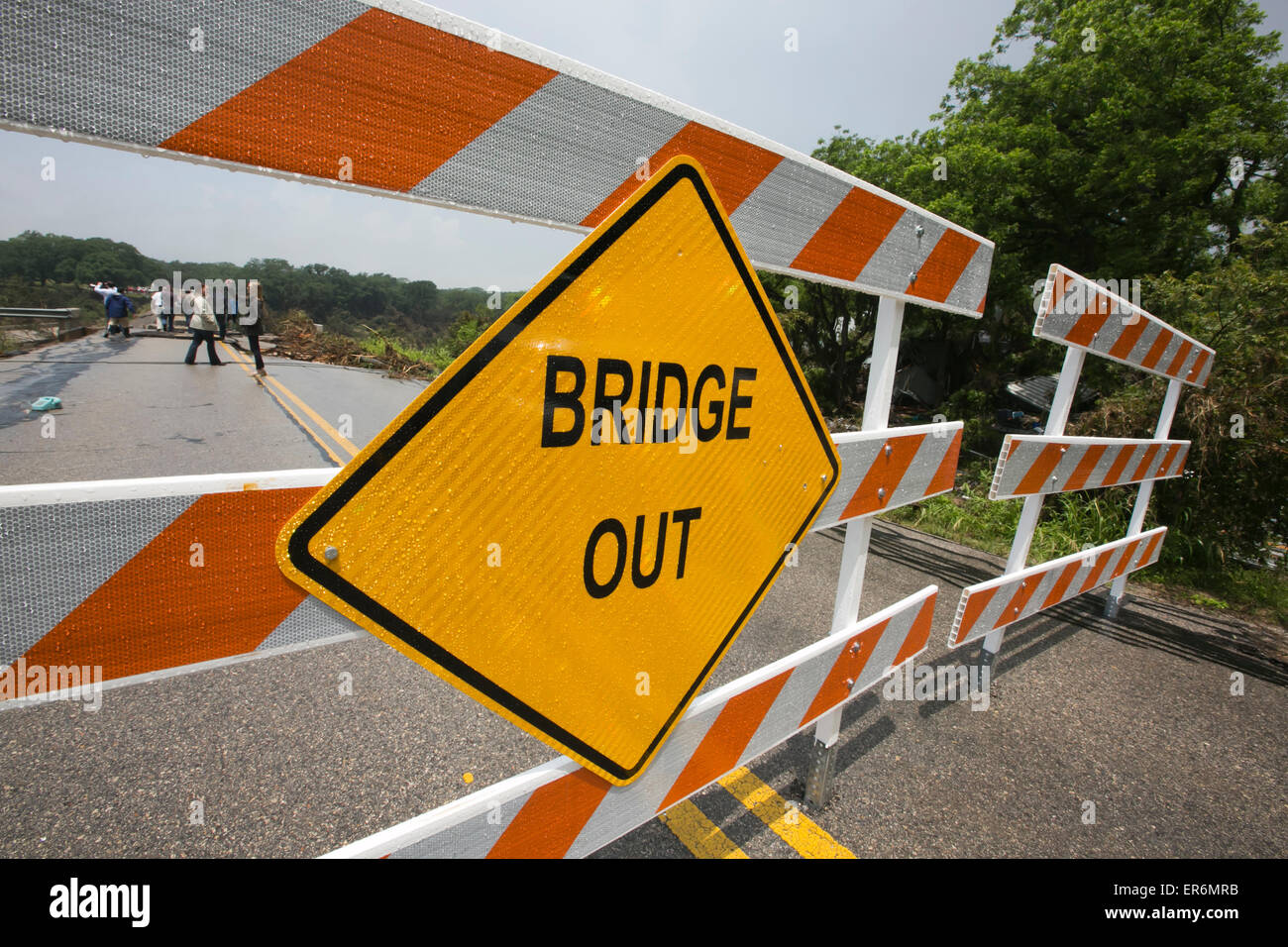Wimberley, Texas, Stati Uniti d'America. 27 Maggio, 2015. Barricata vicino al negozio di Fischer ponte stradale in Wimberley, Texas.Il ponte sopra il fiume Blanco fu distrutta quando il fiume inondati oltre il Memorial Day weekend di vacanza. Foto Stock