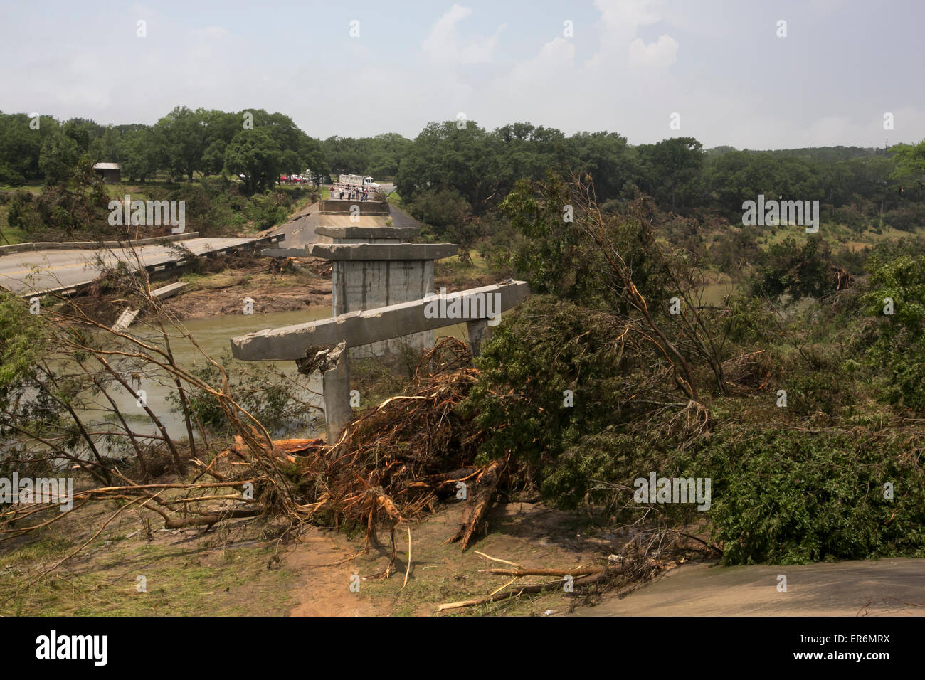 Wimberley, Texas, Stati Uniti d'America. 27 Maggio, 2015. La Fischer Store ponte stradale in Wimberley, Texas distrutti dalle acque alluvionali del fiume Blanco oltre il Memorial Day weekend di vacanza. Foto Stock