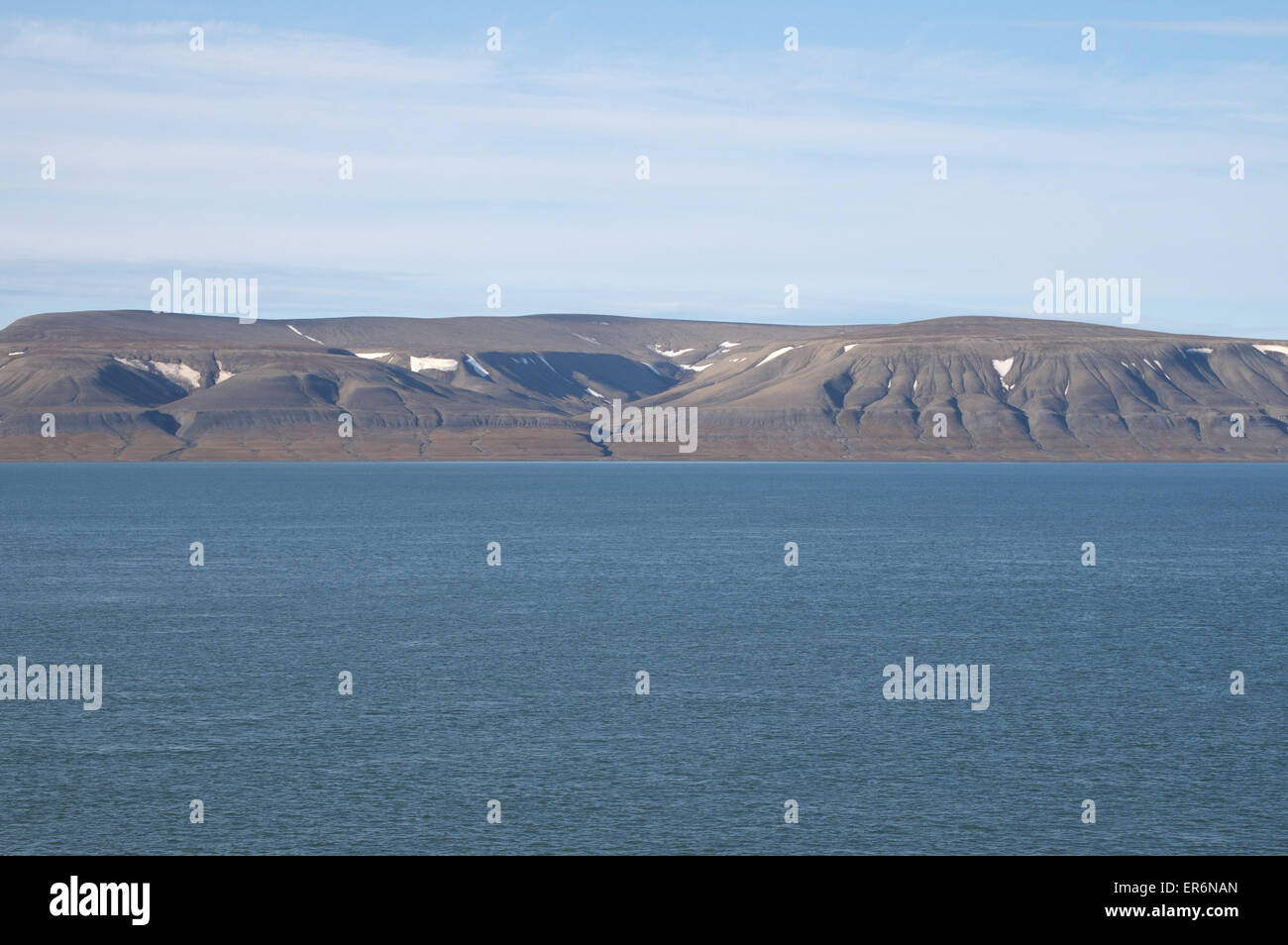 E glaciale snow-melt modelli di erosione su moutainside adiacente a freemansundet, nord edgeoya, Svalbard. Foto Stock