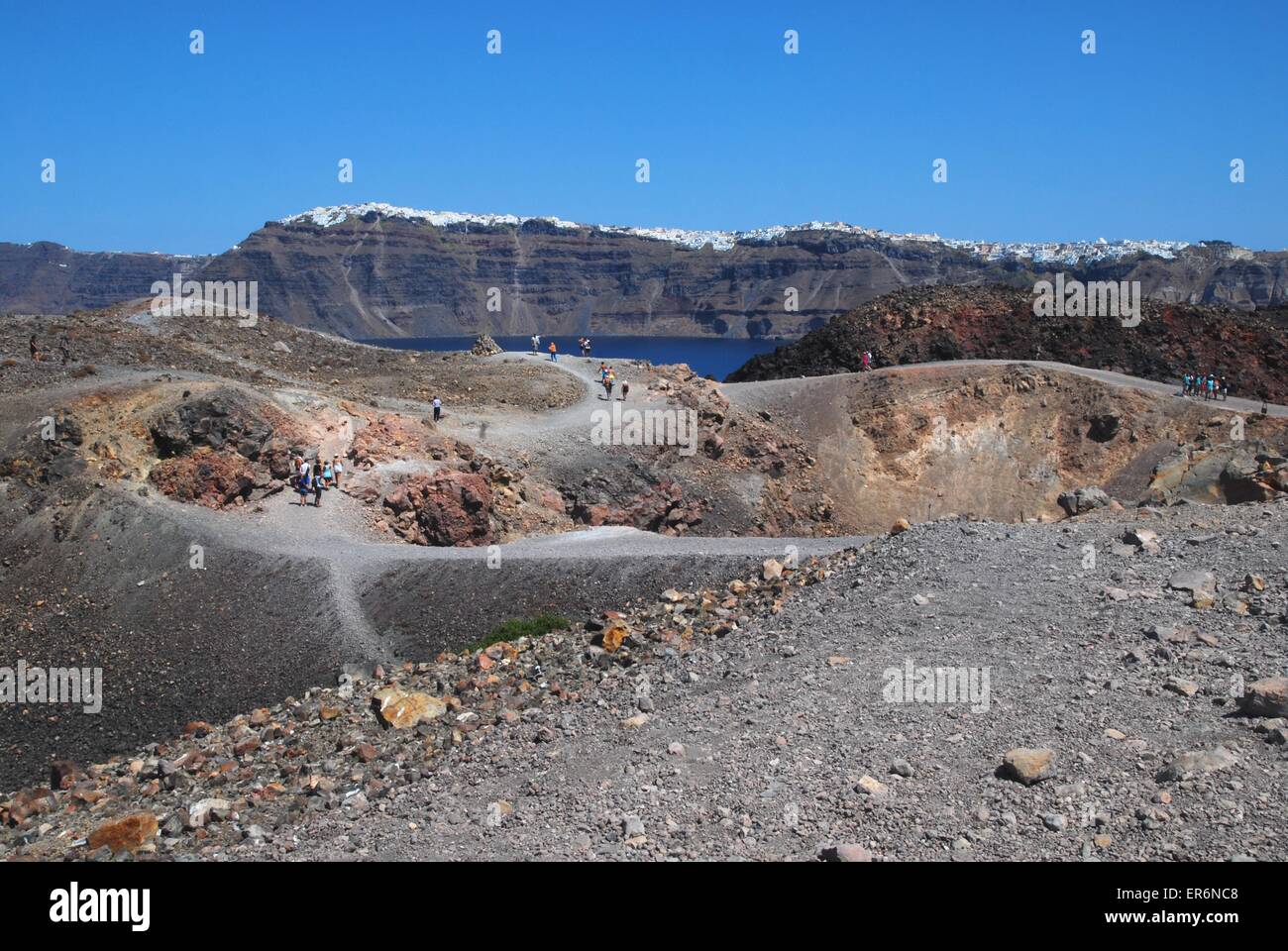 Tour di gruppo a piedi sul vulcano attivo nel centro della caldera di Santorini, Grecia Foto Stock