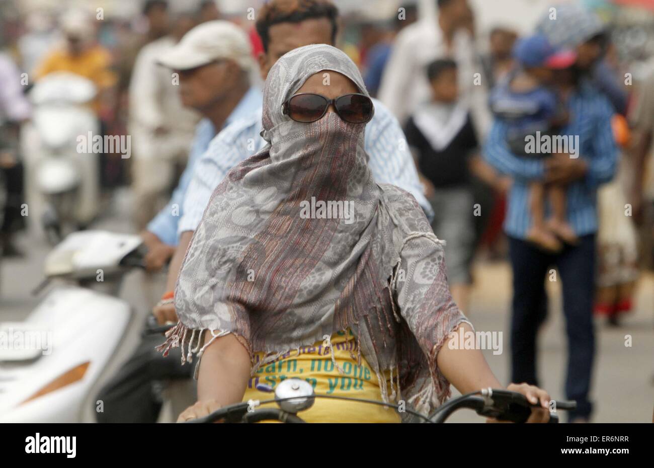 Bhubaneswar, lo stato indiano dell Orissa città capitale Bhubaneswar. 28 Maggio, 2015. Una donna si copre la faccia con un panno a Puri, 65km da lo stato dell India orientale dell Orissa città capitale Bhubaneswar, il 28 maggio 2015. Più di 1.100 persone sono morte a causa della forte ondata di caldo in tutta l India nella scorsa settimana, un funzionario detto mercoledì. © Stringer/Xinhua/Alamy Live News Foto Stock