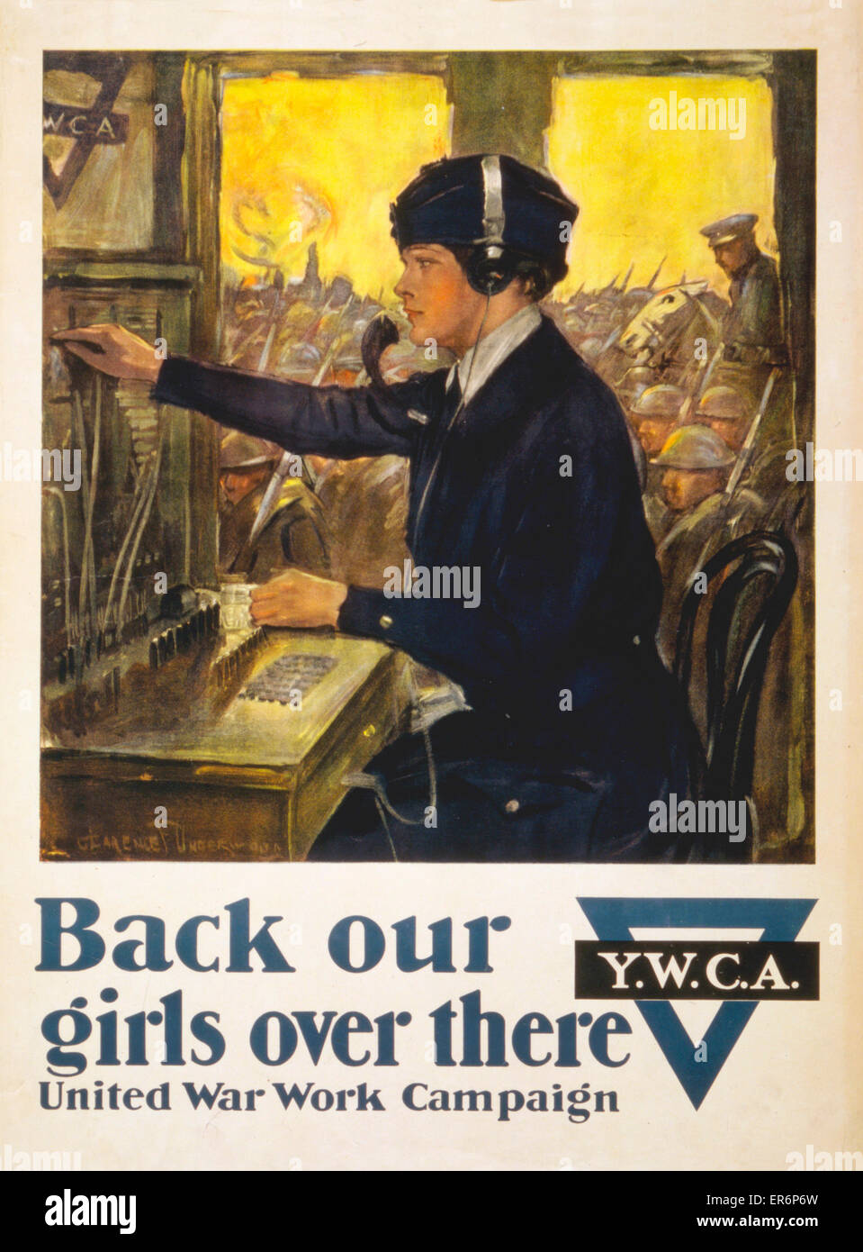 Torna alle nostre ragazze laggiù Regno guerra campagna di lavoro . YWCA poster per il Regno di guerra campagna di lavoro che mostra una giovane donna seduta a un centralino con soldati in background. Data 1918. Foto Stock