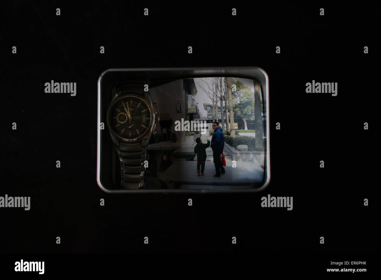 Jiaxing, Zhejiang, Cina 9 Maggio 2015--il figlio i resti erano protetti nella scatola di ferro da Zhiling Chu. Ci sono circa oltre 1 milioni di famiglie hanno perso le loro solo un bambino in Cina. Secondo la Cina media, ci sono 190 milioni di 15-30 anni di persone che sono un solo bambino nella loro famiglia e ci sono oltre 2 milioni di persone anziane che hanno perso il loro solo un bambino. Essa è aumentata 78.000 famiglie ogni anno. Oltre 2 milioni di cittadini anziani perso il loro unico figlio. Un bambino di una politica della famiglia è stato realizzato dal 1982. Foto Stock