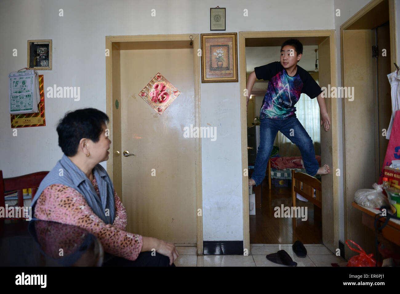 Jiaxing, Zhejiang, Cina 9 Maggio 2015-- nipote Chengcheng e Zhiling Chu restare a casa. Ci sono circa oltre 1 milioni di famiglie hanno perso le loro solo un bambino in Cina. Secondo la Cina media, ci sono 190 milioni di 15-30 anni di persone che sono un solo bambino nella loro famiglia e ci sono oltre 2 milioni di persone anziane che hanno perso il loro solo un bambino. Essa è aumentata 78.000 famiglie ogni anno. Oltre 2 milioni di cittadini anziani perso il loro unico figlio. Un bambino di una politica della famiglia è stato realizzato dal 1982. Foto Stock